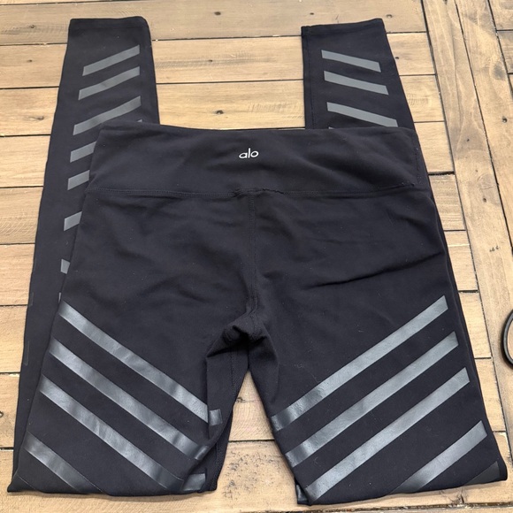 Alo Yoga Black Airbrush Lineal Diagonal Stripe Full Length Leggings - Size M - Picture 3 of 6